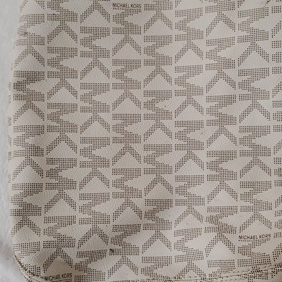 Michael Kors Vanilla Signature Shoulder Bag - Picture 10 of 16